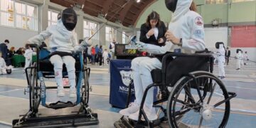 Giovanissimi -atleti olimpici, in carrozzina e bendati, tirano insieme in un torneo di scherma integrata