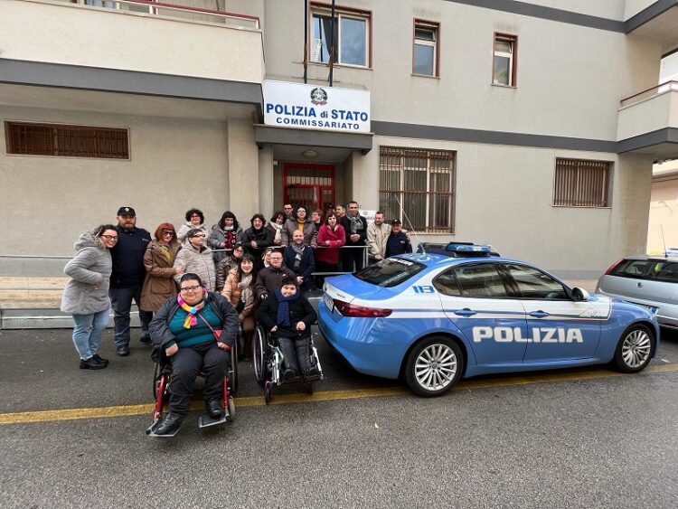 Modica, visita in Commissariato degli ospiti della cooperativa assistenziale “Turi Apara”