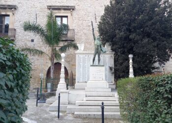 La bandiera italiana al Monumento ai Caduti simbolo di memoria e sacralità