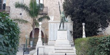 La bandiera italiana al Monumento ai Caduti simbolo di memoria e sacralità