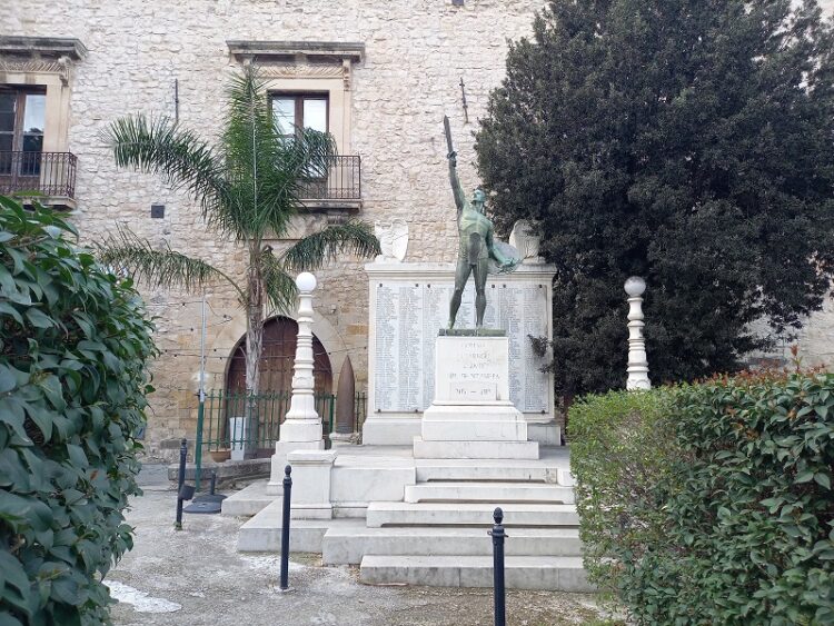 La bandiera italiana al Monumento ai Caduti simbolo di memoria e sacralità