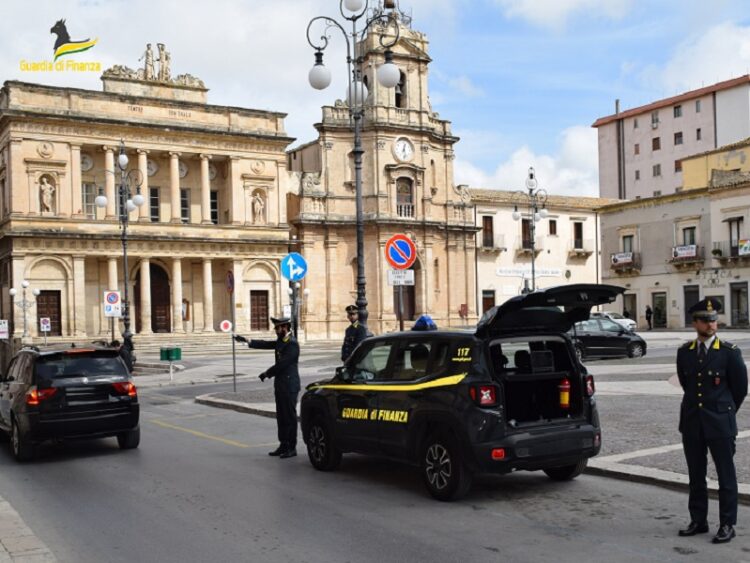 Militari della Guardia di Finanza arrestano un algerino in possesso di 30 dosi di hashish