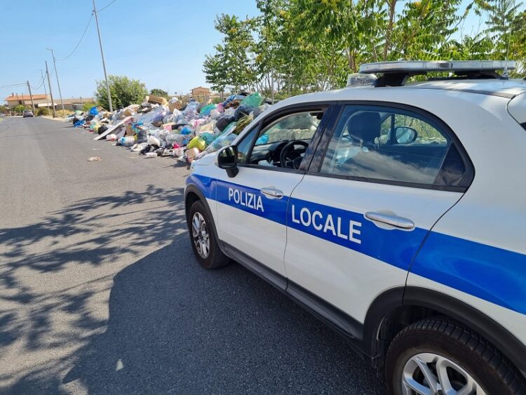 Abbandono di rifiuti incontrollato. Modica, due persone deferite dalla Polizia Locale