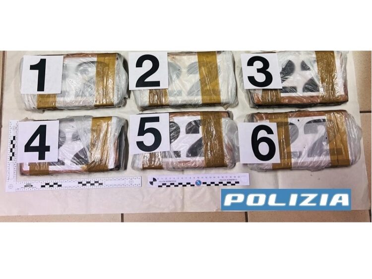 Ragusa, la Polizia sorprende e arresta due coniugi che occultavano, a bordo di camioncino, oltre 6 Kg di cocaina
