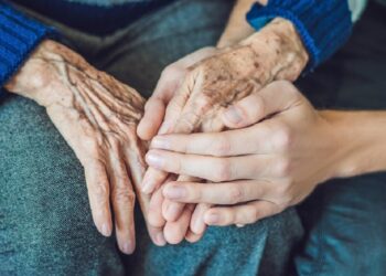 Istituzionalizzata la figura del “caregiver” per l’assistenza domiciliare ai malati gravi
