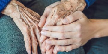 Istituzionalizzata la figura del “caregiver” per l’assistenza domiciliare ai malati gravi
