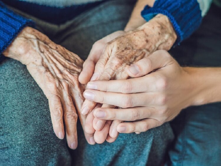 Istituzionalizzata la figura del “caregiver” per l’assistenza domiciliare ai malati gravi