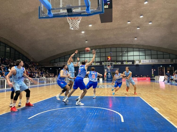 La Virtus vince nel finale, 87-82, dopo aver a lungo dominato su Monopoli
