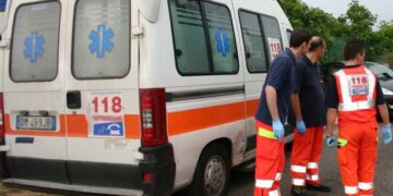 Modica, perde controllo auto e si ribalta
