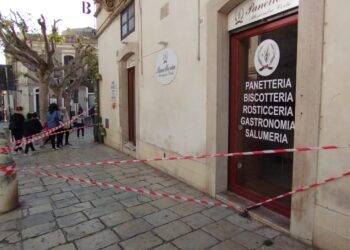 Cade un cornicione in piazza Santa Teresa a Modica alta, due feriti