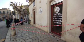 Cade un cornicione in piazza Santa Teresa a Modica alta, due feriti