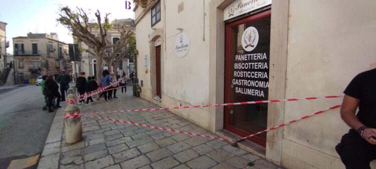 Cade un cornicione in piazza Santa Teresa a Modica alta, due feriti
