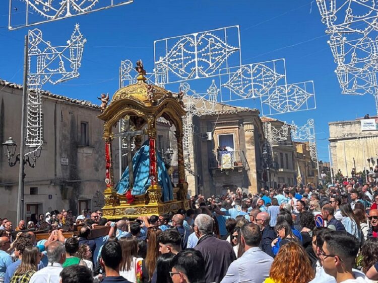 Storia e tradizione si fondono insieme, grande festa ieri a Monterosso Almo in onore di Maria Santissima Addolorata