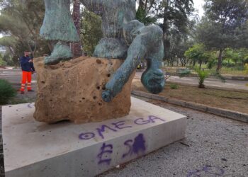 Vandalizzato a Vittoria il monumento ai Caduti all’interno della villa comunale