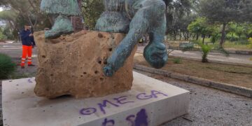 Vandalizzato a Vittoria il monumento ai Caduti all’interno della villa comunale