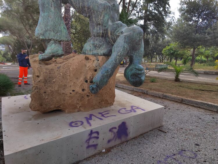 Vandalizzato a Vittoria il monumento ai Caduti all’interno della villa comunale