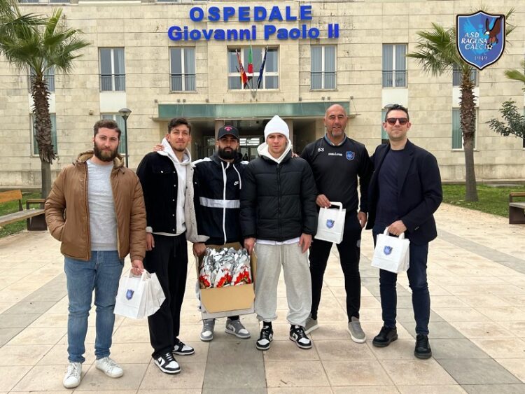 Visita dii giocatori e dell’allenatore del Ragusa Calcio al reparto di pediatria del ‘Giovanni Paolo II’