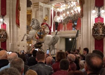 Partecipata consueta cerimonia di traslazione del simulacro di San Giorgio, dalla nicchia del Duomo