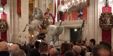 Partecipata consueta cerimonia di traslazione del simulacro di San Giorgio, dalla nicchia del Duomo