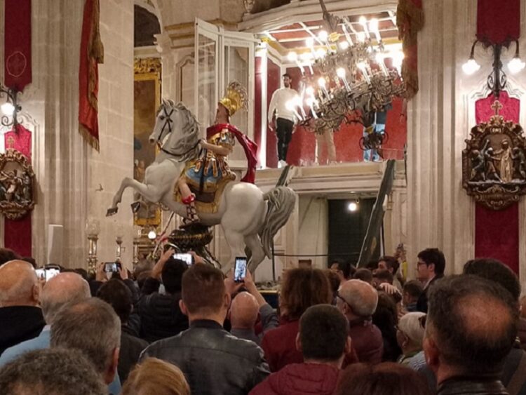 Partecipata consueta cerimonia di traslazione del simulacro di San Giorgio, dalla nicchia del Duomo