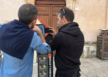 Il consigliere comunale Federico Bennardo attento al buon funzionamento dei defibrillatori pubblici