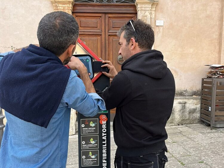Il consigliere comunale Federico Bennardo attento al buon funzionamento dei defibrillatori pubblici