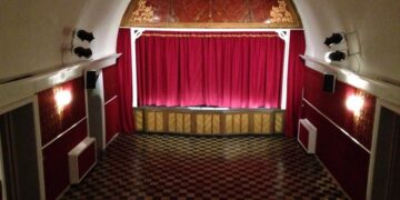La commedia brillante “Passaggi” al Teatro Badia, con l’apparato scenografico originale dell’ ‘800 del teatro