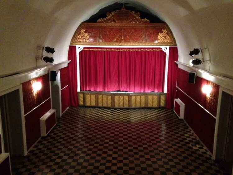 La commedia brillante “Passaggi” al Teatro Badia, con l’apparato scenografico originale dell’ ‘800 del teatro