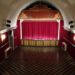 La commedia brillante “Passaggi” al Teatro Badia, con l’apparato scenografico originale dell’ ‘800 del teatro