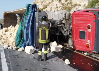 Autocarro si ribalta in via delle Miniere a Ragusa