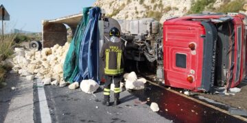 Autocarro si ribalta in via delle Miniere a Ragusa