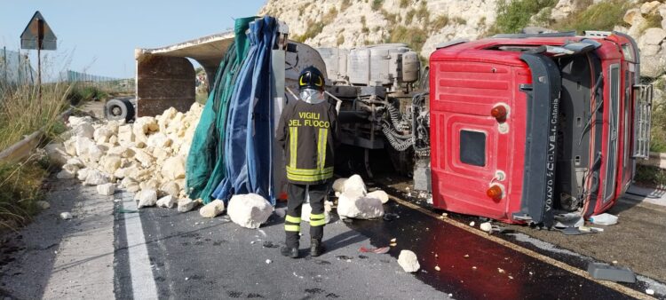 Autocarro si ribalta in via delle Miniere a Ragusa