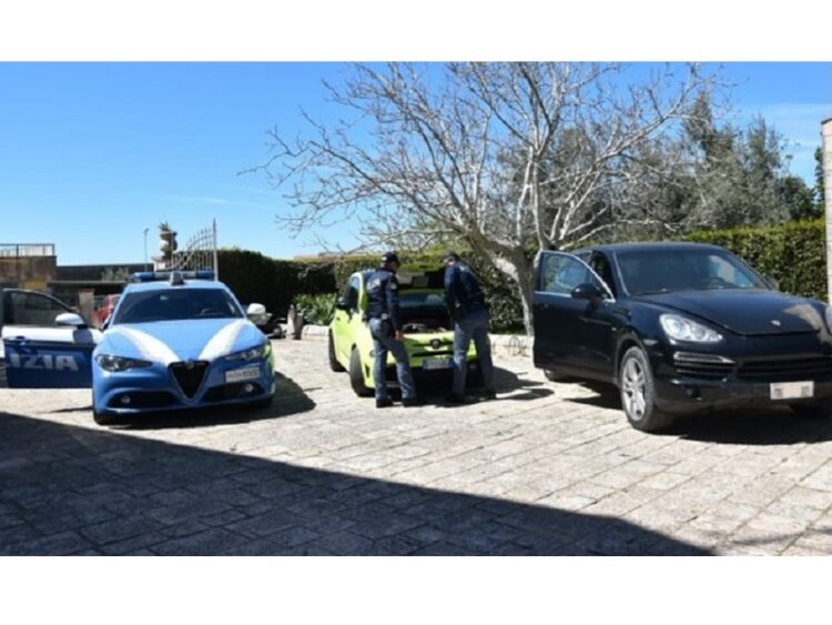 Modica, la Polizia sequestra due autovetture risultate rubate a Palermo e a Catania