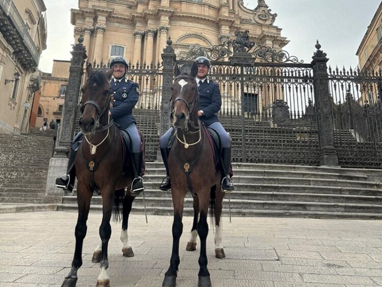 Ragusa, per la ricorrenza del 172° Anniversario della fondazione della Polizia di Stato Il Reparto a Cavallo ha pattugliato Villa Margherita e i Giardini Iblei