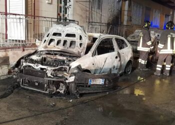 In fiamme due autovetture a Pozzallo