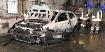In fiamme due autovetture a Pozzallo