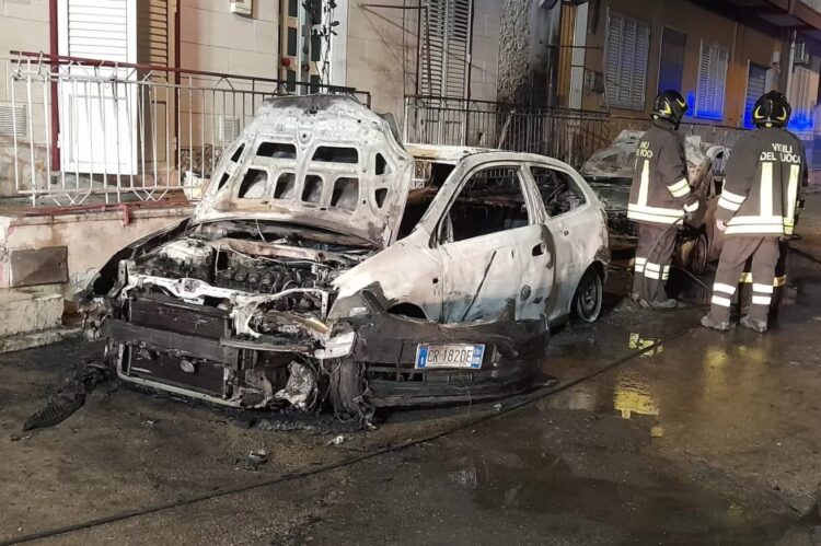 In fiamme due autovetture a Pozzallo