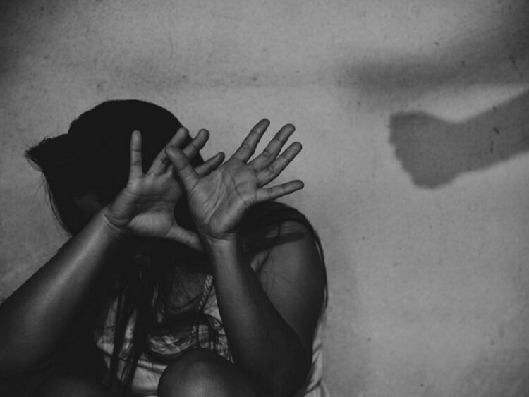 Polizia: provvedimenti nei confronti di due soggetti implicati in casi di maltrattamento e violenza sessuale