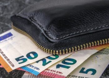 Vittoria, trova un portafoglio con molte banconote e lo restituisce all’anziana che aveva appena ritirato la pensione