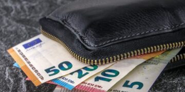 Vittoria, trova un portafoglio con molte banconote e lo restituisce all’anziana che aveva appena ritirato la pensione