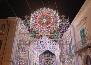 San Giorgio a Ragusa, accese le luminarie artistiche. E ora la festa può iniziare
