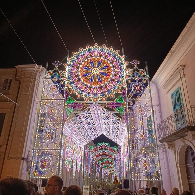 San Giorgio a Ragusa, accese le luminarie artistiche. E ora la festa può iniziare