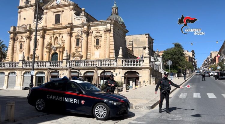 Spaccia hashish a un minore in centro storico a Ragusa, denunciato un gambiano