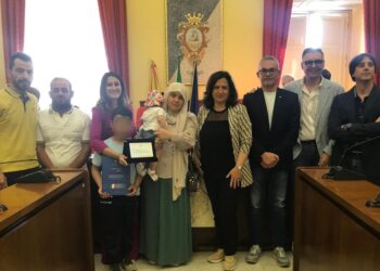 Comiso, una Costituzione italiana tradotta in arabo per la famiglia di profughi siriani Tamer