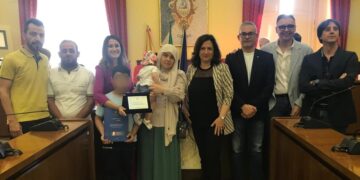 Comiso, una Costituzione italiana tradotta in arabo per la famiglia di profughi siriani Tamer
