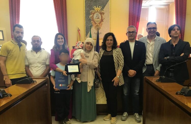 Comiso, una Costituzione italiana tradotta in arabo per la famiglia di profughi siriani Tamer