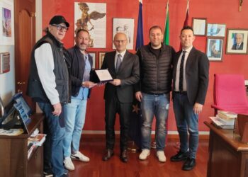 Il Ragusa calcio consegna una targa al questore Trombadore