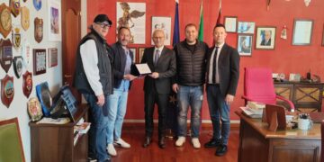 Il Ragusa calcio consegna una targa al questore Trombadore