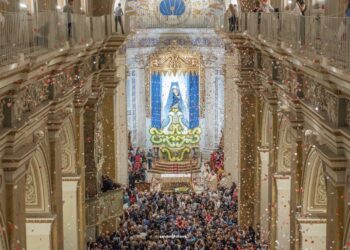 Comiso, una pioggia di petali di rose per Maria Addolorata
