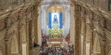 Comiso, una pioggia di petali di rose per Maria Addolorata